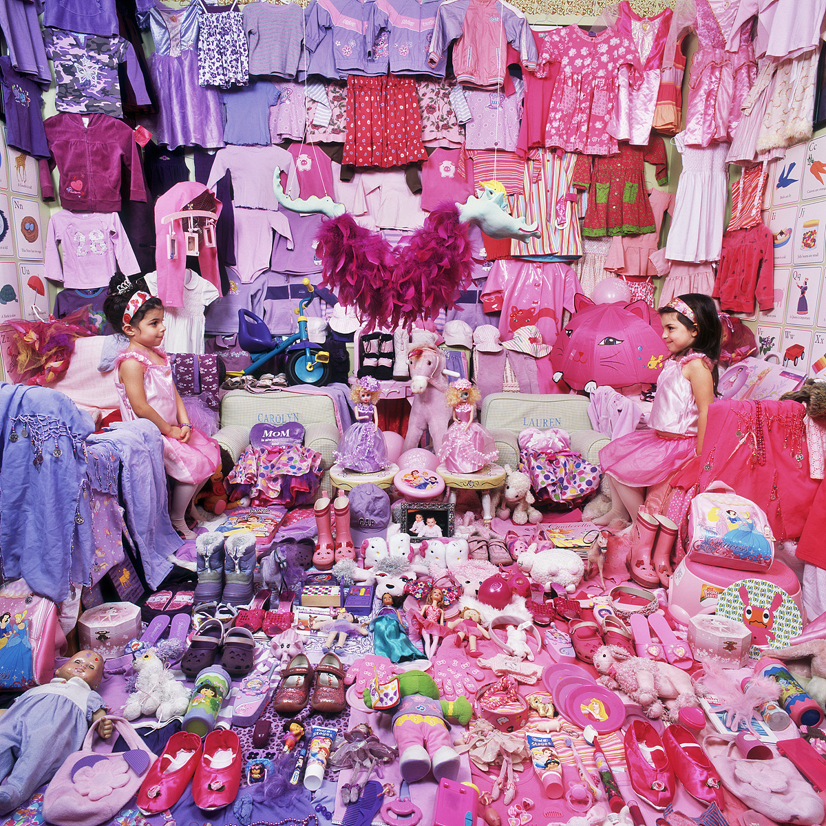 핑크 프로젝트 II- -로렌과 캐롤린 그리고 그들의 핑크_보라색 물건들, 뉴욕, 미국, 라이트젯 프린트, 2009