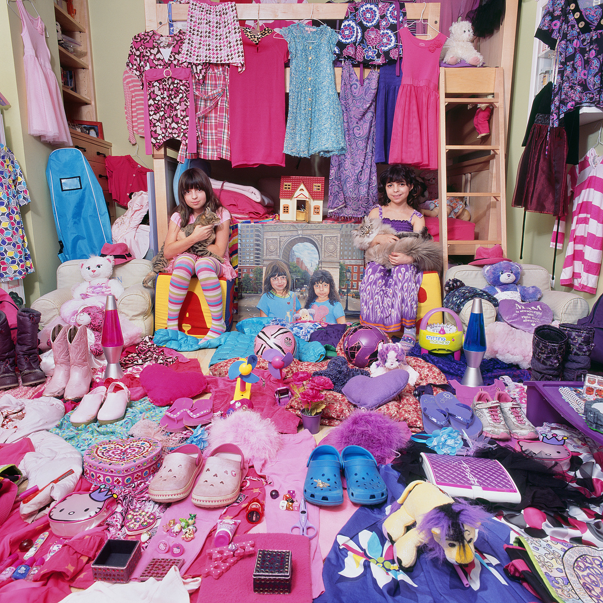 핑크 프로젝트 III-로렌과 캐롤린 그리고 그들의 핑크_보라색 물건들, 뉴욕, 미국, 라이트젯 프린트, 2015